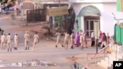 3일 수단 수도 하르툼에서 보안군들이 시민들을 이동시키고 있다. 