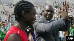 Le président du Liberia, George Weah (à dr.), avec son fils Junior, au vélodrome de Marseille, le 11 juin 2005.