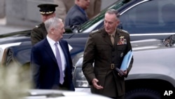 El secretario de Defensa Jim Mattis y el jefe del Estado Mayor Conjunto, general Joseph Dunford de llegan a la Casa Blanca para informar a los senadores sobre la situación en la Península Coreana.