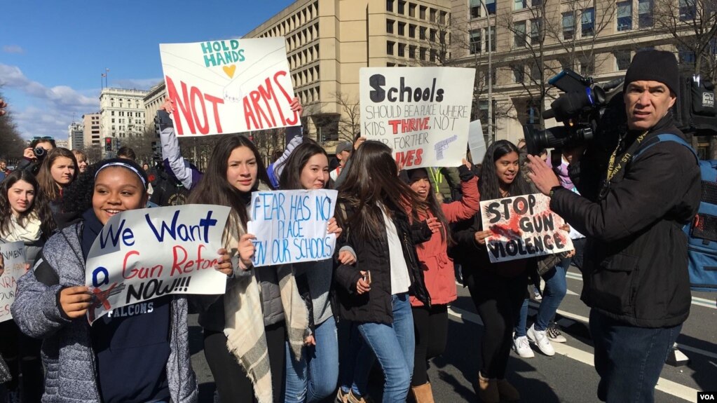 Estudiantes se concentraron frente a la Casa Blanca, en Washington, para protestar contra la violencia con armas de fuego en las escuelas y se dirigieron hacia el Congreso. [Foto: Verónica Balderas Iglesias, VOA].