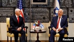 El vicepresidente de EE.UU., Mike Pence (izquierda) se reunió con el presidente israelí, Reuven Rivlin, en la residencia del mandatario en Jerusalén el martes, 23 de enero de 2018.