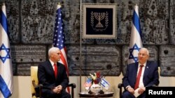 Wapres AS Mike Pence bersama Presiden Israel Reuven Rivlin di kediaman Presiden Israel di Yerusalem, 23 Januari 2018. 