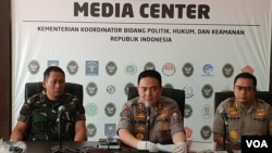 Kepala Divisi Hubungan Masyarakat Kepolisian Republik Indonesia Inspektur Jenderal Mohammad Iqbal (tengah) dalam jumpa pers di kantor Kementerian Koordinator Politik Hukum dan Keamanan di Jakarta, Senin (28/5) (VOA/Fathiyah).
