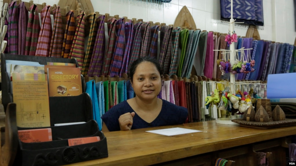 Peang Sokha, a women entrepreneur who owns Wattan Artisans Cambodia for 10 years, in her store in Wat Thann pagoda, Phnom Penh, Cambodia, October 12, 2017. (Khan Sokumnono/VOA Khmer)