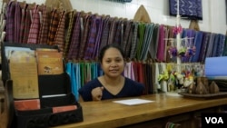 Peang Sokha, a women entrepreneur who owns Wattan Artisans Cambodia for 10 years, in her store in Wat Thann pagoda, Phnom Penh, Cambodia, October 12, 2017. (Khan Sokumnono/VOA Khmer)