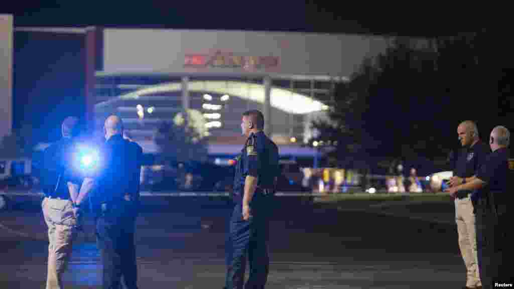 Des policiers de Lafayette devant la salle de cinéma, 23 Juillet 2015.