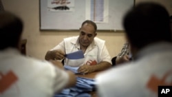 Một nhân viên kiểm phiếu tại 1 trạm phiếu ở Tripoli, Libya, Thứ Bảy, 7/7/2012