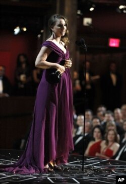 L'actrice Natalie Portman a reçu l'Oscar de la meilleure actrice pour son rôle dans « Black Swan ». (AP Photo/Chris Carlson)