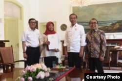 Presiden Jokowi didampingi Mensesneg dan Menkumham menerima Baiq Nuril, di Istana Kepresidenan Bogor, Jabar, Jumat (2/8) sore. (Foto courtesy: Fitri/Humas SetkabRI)