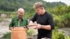 Gordon Ramsay di Sumbar: Blusukan, Kena Kotoran Kerbau, hingga 'Tersiksa' Makan Durian