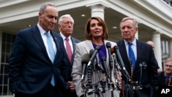 Ketua DPR AS Nancy Pelosi (kedua dari kanan), memberikan keterangan pers usai bertemu Presiden Donald Trump di Gedung Putih, Jumat (4/1). 