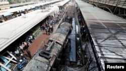 Kereta api yang hangus terbakar di stasiun Ramsis, Kairo, Mesir, 27 Februari 2019. 