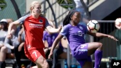 Orlando Pride forward Jamia Fields, right, controls the ball as Portland Thorns midfielder Lindsey Horan defends during the first half of an NWSL soccer match in Portland, Oregon, April 15, 2017. 