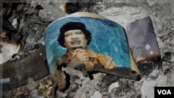 Gambar mantan pemimpin Libya, Moammar Gaddafi di antara puing-puing di kota Sirte, Libya (12/10). Berita tertangkapnya Mutassim, putera Gaddafi, di Sirte ternyata masih belum bisa dikukuhkan.
