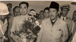 Ali Sastroamidjojo ketika menjemput kedatangan PM China Zhao Enlai pada Konferensi Asia-Afrika tahun 1955. (foto: dokumen Ruslan Abdilgani/Irawan Saptono).