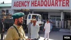 Polisi Pakistan siaga di kota Parachinar, kawasan Kuram dekat perbatasan Afghanistan (foto: dok).