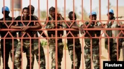 Des Casques bleus sénégalais derrière une grille à Gao, Mali, 5 juillet 2013.