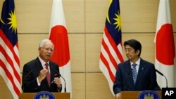  Shinzo Abe attend a joint press conference at Abe တို့ကို ပူးတွဲသတင်းစာရှင်းလင်းပွဲမှာ တွေ့ရစဉ်။ (မေ ၂၅၊ ၂၀၁၅)