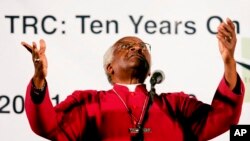 Arhiv - Anglikanski nadbiskup emeritus Desmond Tutu govori u Cape Townu, Južna Afrika, 20. aprila 2006.