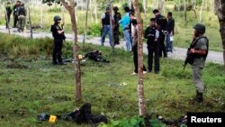 Nhân viên an ninh điều tra tại hiện trường một vụ tấn công nhắm vào doanh trại quân đội ở miền nam Thái Lan, ngày 13/2/2013.