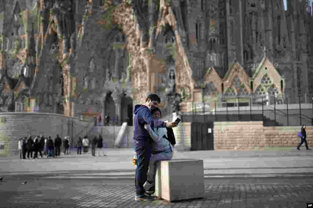 مردم در حال گرفتن سلفی در کنار کلیسای ساگرادا فامیلیا در بارسلونا، اسپانیا. تعداد مبتلایان به کرونا در این کشور افزایش زیادی داشته است.&nbsp;