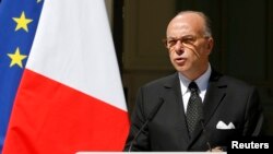 លោក Bernard Cazeneuve រដ្ឋ​មន្រ្តី​ក្រសួង​មហាផ្ទៃ​បារាំង​ចូលរួម​សន្និសីទ​កាសែត​មួយ​នៅ​ក្រសួង​មហាផ្ទៃ​នៅ​ក្នុង​ក្រុង​ប៉ារីស ប្រទេស​បារាំង កាលពី​ថ្ងៃទី២២ ខែសីហា ឆ្នាំ២០១៥។