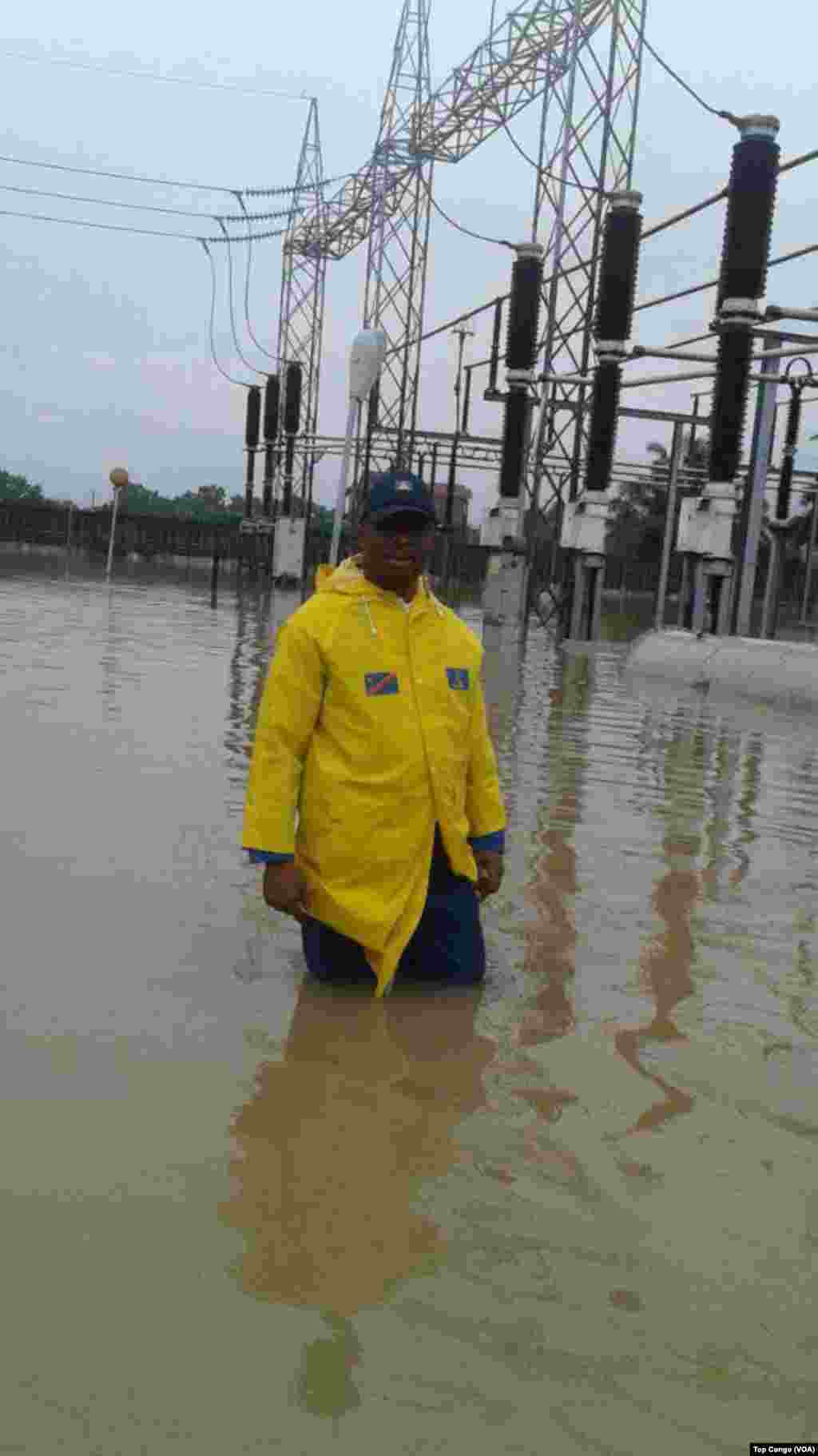 Un agent de la Société nationale d&rsquo;électricité (SNEL) dans une station inondée, à Kinshasa, le 4 janvier 2017. (VOA/TopCongo)