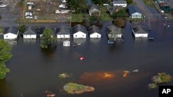 El agua que dejó el paso del huracán Florence sobre las casas, en Dillon, S.C., el lunes 17 de septiembre de 2018.