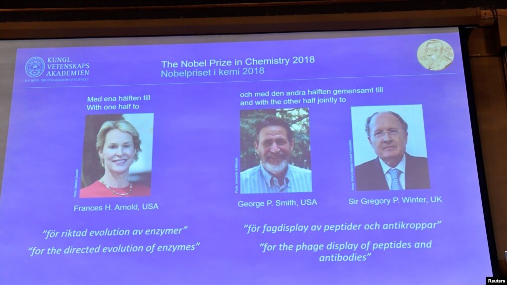 Ảnh của 3 tân khôi nguyên Giải Nobel Hóa Học 2018 được chiếu lên màn ảnh vào lúc giải được loan báo tại Viện Hàn Lâm Khoa học Hoàng gia ở Stockholm, Thụy Điển, hôm 3/10/2018. Jonas Ekstromer/TT News Agency/via REUTERS 