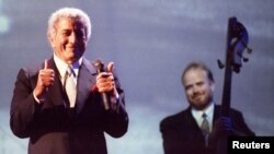 Penyanyi Tony Bennett berterima kasih kepada penonton setelah menampilkan rekaman hit Elvis-Presley "Love Me Tender" selama konser Tribute to Elvis-Presley di Pyramid Arena di Memphis. (Foto: Reuters)