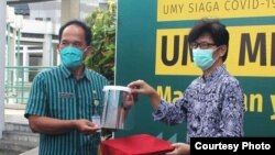 UMY menyerahkan bantuan pelindung muka kepada pemerintah Kabupaten Klaten, Jawa Tengah, 14 Mei 2020.foto Humas UMY. (Foto: Humas UMY)