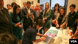 A young Cambodian girl shows her ability to change a wallpaper of Google webpage at the launching of STEM projects by the British Embassy in Phnom Penh on November 9, 2016. (Hean Socheata/VOA Khmer)