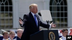 Le président Donald Trump donne un discours devant une académie de gardes-cotes à New London, Connecticut, le 17 mai 2017.