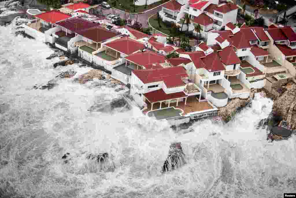 Foto udara setelah badai Irma melanda Saint Maarten, di Pulau Saint Martin, Karibia.