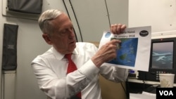Bộ trường Quốc phòng Mỹ James Mattis chỉ vào một tấm ảnh về bản đồ biển Đông trên chuyến bay tới Hà Nội sau khi rời Indonesia. Người đứng đầu Lầu Năm Góc tới Hà Nội nhằm tìm kiếm mối quan hệ an ninh mạnh mẽ hơn trong bối cảnh Trung Quốc bành trướng trên biển Đông.
