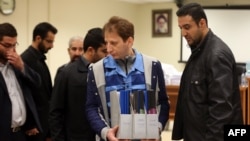 A picture made available on March 6, 2016 shows Iran's billionaire tycoon Babak Zanjani (C) in a court in Tehran. 