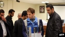 Foto milyarder Iran Babak Zanjani (tengah) di pengadilan Tehran, 6 Mar 2016