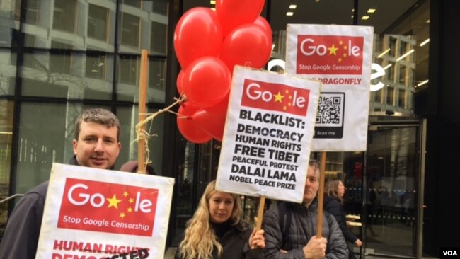 抗议者高举各式标语，呼吁谷歌放弃“蜻蜓计划”（美国之音江静玲拍摄）