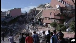 တူရကီ အရှေ့တောင်ပိုင်းမှာ အားပြင်းငလျင်လှုပ်ခတ်မှုကြောင့် ပြိုကျပျက်စီးခဲ့သည့် အဆောက်အဦးတချို့ (အောက်တိုဘာလ ၂၃၊ ၂၀၁၁)