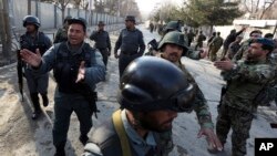 Les forces de sécurité inspectent le site d'une attaque revendiquée par l'État islamique sur un hôpital de Kaboul, en Afghanistan, le 8 mars 2017.