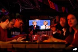 Customers watch the third and last U.S. presidential debate at the Pinche Gringo BBQ restaurant in Mexico City, Oct. 19, 2016.