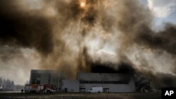 Gust dim iznad uništenog skladišta posle ruskh napada na predgrađa Kijeva (Foto: AP/Vadim Ghirda