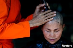 Upacara penahbisan biksu pemula Buddhis massal di biara Songdhammakalyani, Provinsi Nakhon Pathom, Thailand, 5 Desember 2018. (Foto: Reuters)