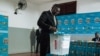 Ferdinand Ngoh Ngoh, secrétaire général de la présidence, est le premier électeur dans le bureau de vote où le président Paul Biya était attendu au quartier Bastos, à Yaoundé, le 7 octobre 2018.