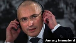 Ông Mikhail Khodorkovsky, trước đây là vua dầu hoả, đã thành lập công ty Yukos, bị ở tù 10 năm và được phóng thích vào tháng 12 năm 2013