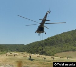 Pripadnici specijalnih jedinica oružanih snaga Srbije i Grčke u zajedničkoj vežbi na strelištu Šumatovac kod Aleksinca, 5. jula 2019. (Foto: Sajt Ministarstva odbrane Republike Srbije)