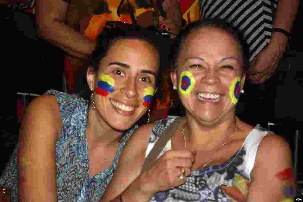 Decenas de fanáticos vivieron la Vivesmanía la noche del miércoles 24 de julio en el Patriot Center durante el concierto de Carlos Vives. [Foto Mitzi Macias, VOA].