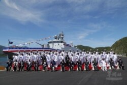 台湾总统蔡英文2021年9月9日在苏澳海军基地主持塔江舰成軍及快速布雷艇交艇仪式时与官兵合影。（台湾国防部网站）