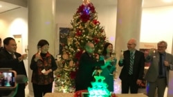 台湾驻美代表高硕泰夫妇(左3、左4）与美国在台协会执行理事罗瑞智(左5）2019年12月5日在台湾驻美代表处举杯庆祝耶诞（美国之音锺辰芳拍摄）