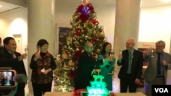 台湾驻美代表高硕泰夫妇(左3、左4）与美国在台协会执行理事罗瑞智(左5）2019年12月5日在台湾驻美代表处举杯庆祝耶诞（美国之音锺辰芳拍摄）